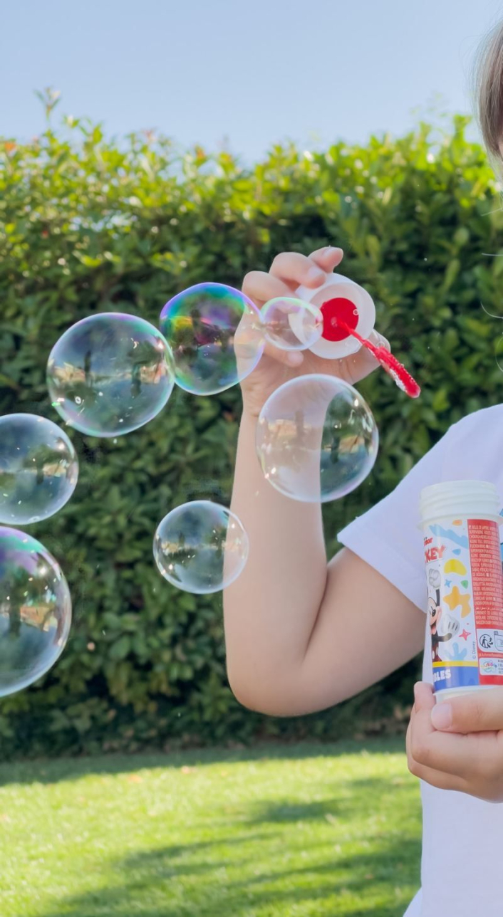 Bambina che soffia le bolle